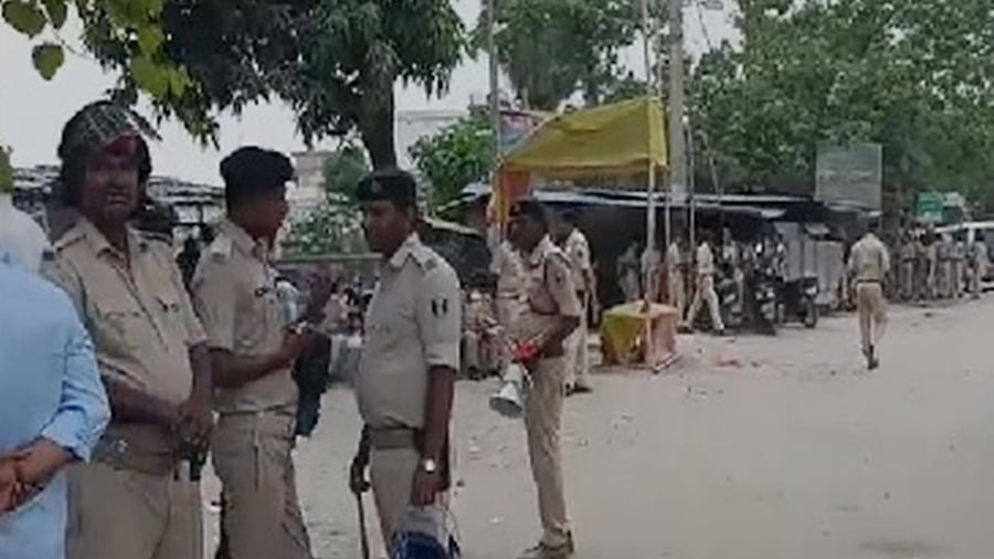 बिहारः सारण हिंसा को लेकर थाना प्रभारी पर गिरी गाज, हत्या के दो आरोपी हिरासत में, हथियार बरामद