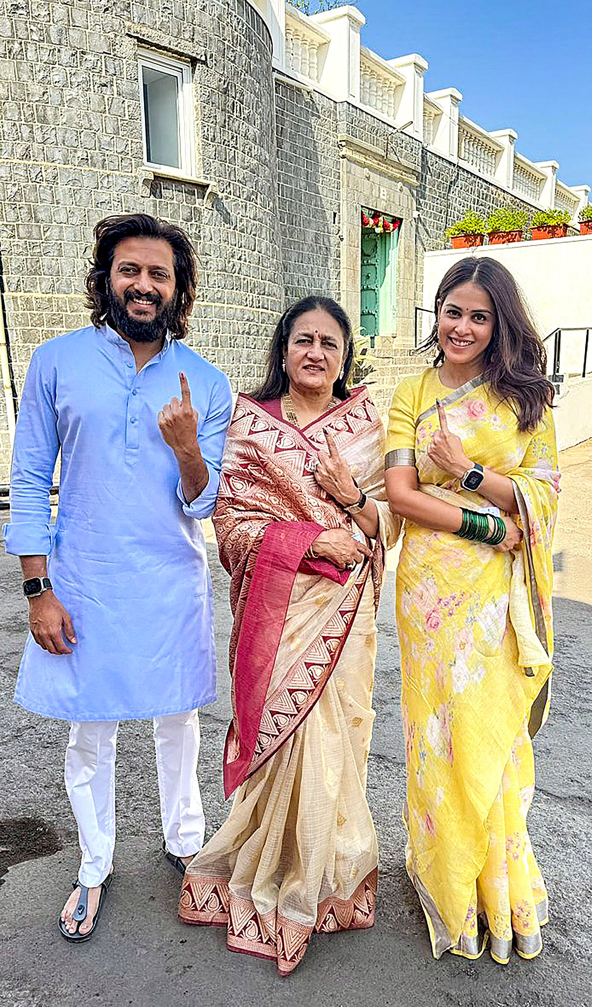 महाराष्ट्र : अभिनेता रितेश देशमुख और उनकी पत्नी जेनेलिया ने लातूर में वोट डाला, लोगों से की ये अपील 