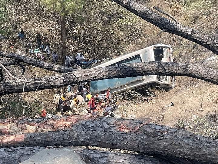 J&K: अखनूर में बड़ा हादसा, UP के हाथरस से तीर्थयात्रियों को लेकर आ रही बस 150 फीट गहरी खाई में गिरी, 21 की मौत