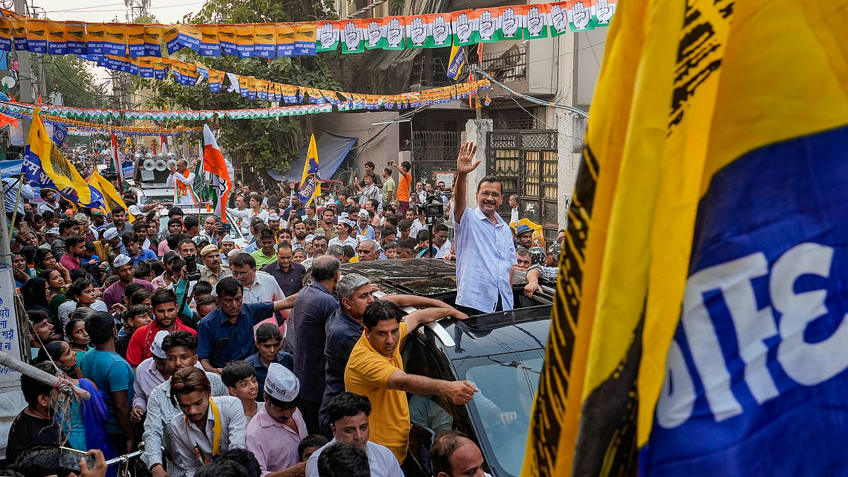 अरविंद केजरीवाल ने दिल्ली में रोड शो किया।