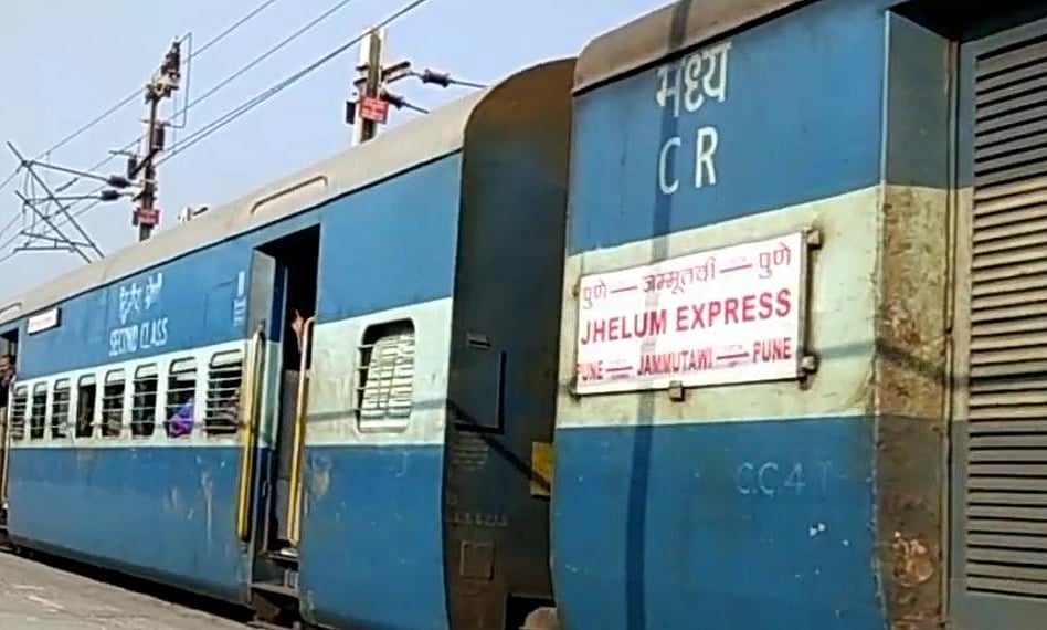 झेलम एक्सप्रेस में बम की सूचना, स्टेशन पर मची अफरा-तफरी, जांच के बाद हिरासत में एक व्यक्ति  