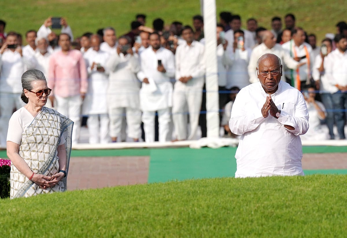 सोनिया-राहुल गांधी और खड़गे ने पूर्व PM जवाहरलाल नेहरू को दी श्रद्धांजलि, कहा- आधुनिक भारत के शिल्पकार...