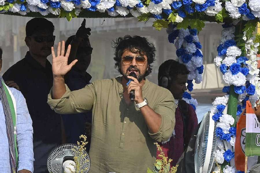 लोकसभा चुनावः मालदा में TMC सांसद के हेलीकॉप्टर में उड़ान भरते ही लगी आग, बाल-बाल बचे