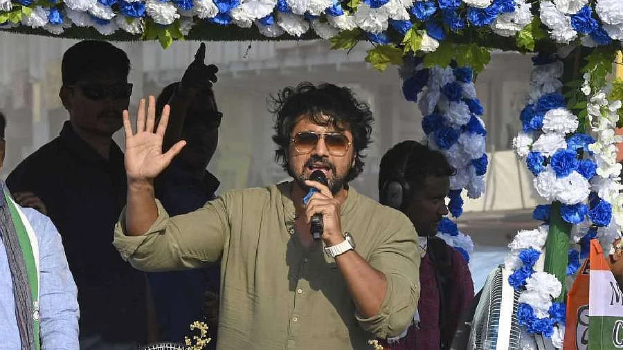 मालदा में TMC सांसद के हेलीकॉप्टर में उड़ान भरते ही लगी आग, बाल-बाल बचे
