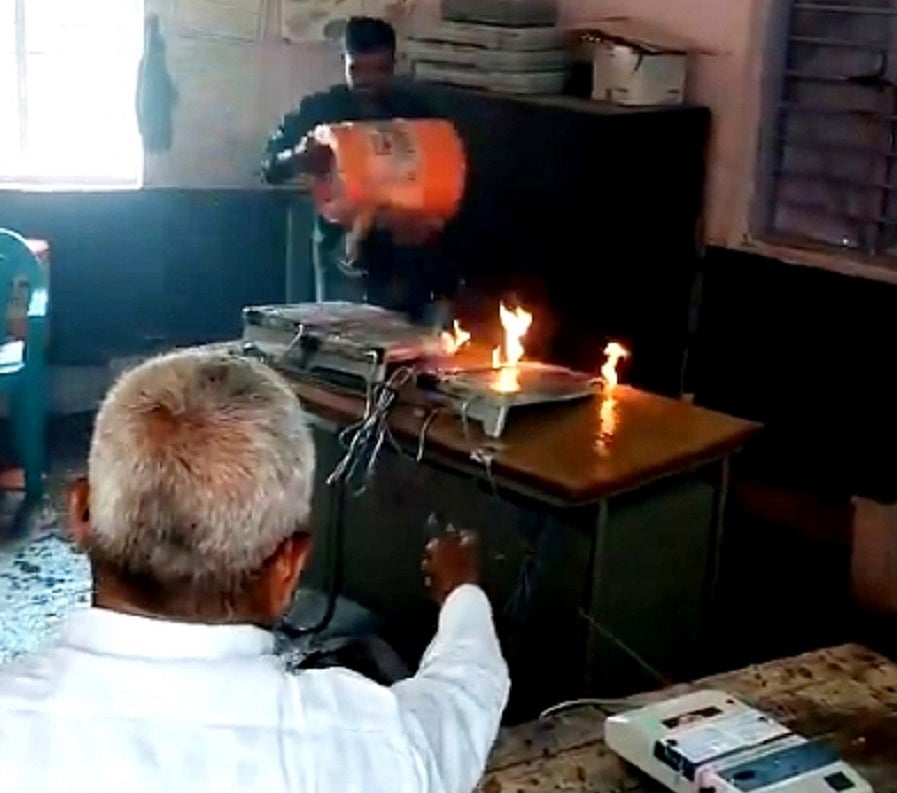 लोकसभा चुनावः महाराष्ट्र के सोलापुर में पोलिंग बूथ पर शख्स ने 3 EVM को लगाई आग, मचा हड़कंप