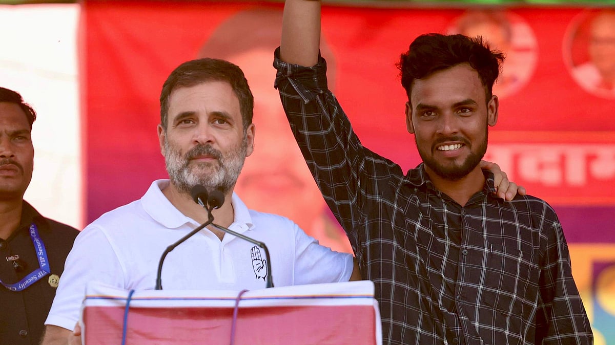 बिहार में राहुल गांधी ने अग्निवीर की नौकरी पाए युवक को मंच पर बुलाया, बोले- सरकार बनी तो इस योजना को फाड़कर फेंक दूंगा