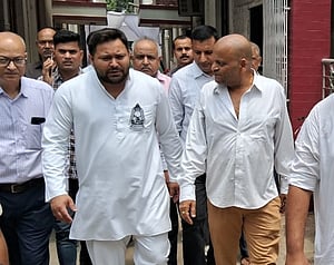 RJD नेता तेजस्वी यादव पहुंचे दिवंगत सुशील मोदी के आवास, पुष्प अर्पित कर दी श्रद्धांजलि