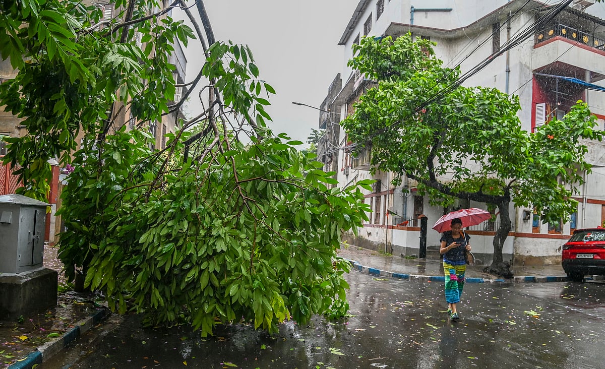चक्रवात रेमल: बंगाल में लगभग 15,000 घर क्षतिग्रस्त, तटीय क्षेत्रों में बुनियादी ढांचे और संपत्ति को भारी नुकसान