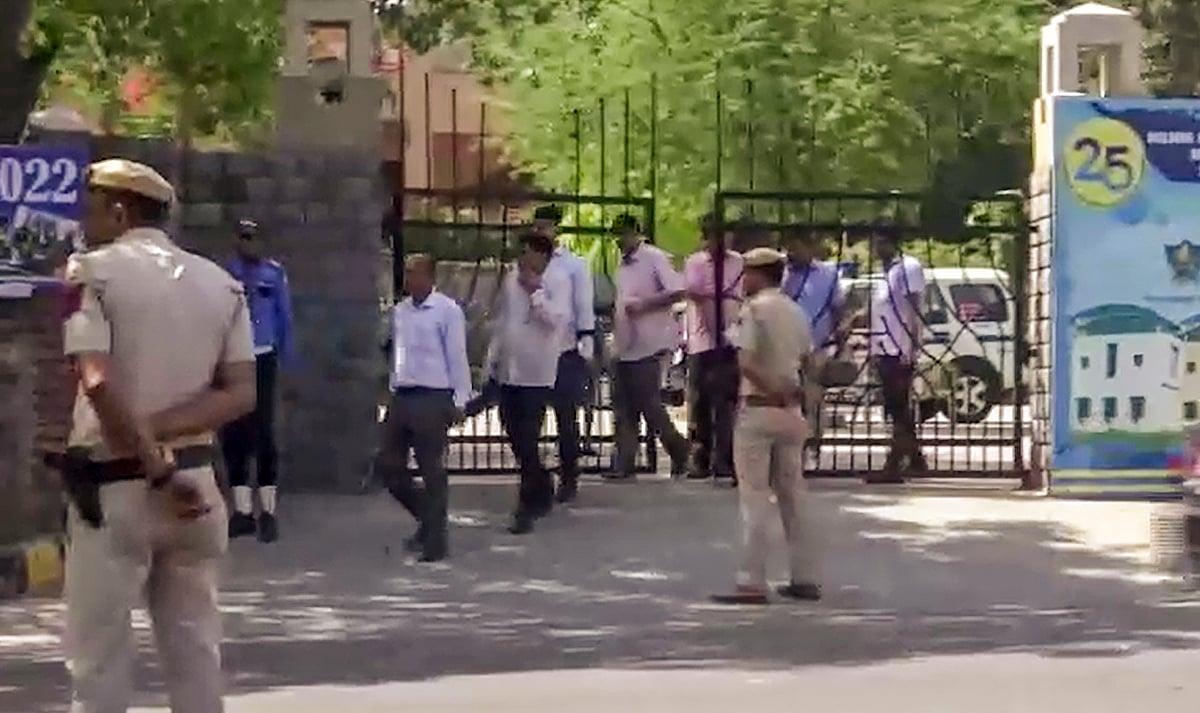 दिल्ली-एनसीआर में कम से कम 100 स्कूलों को बम से उड़ाने की धमकी, जानें जांच में पुलिस को क्या मिला!