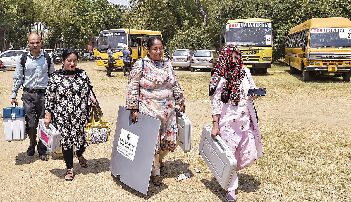 लोकसभा चुनाव के अंतिम चरण में 57 सीट पर आज मतदान, पीएम मोदी, अनुप्रिया पटेल, अभिषेक बनर्जी समेत ये बड़े नेता मैदान में 