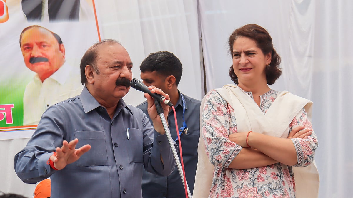कांग्रेस उम्मीदवार के एल शर्मा अमेठी में प्रियंका गांधी की मौजूदगी में जनसभा को संबोधित करते हुए (फोटो - पीटीआई)