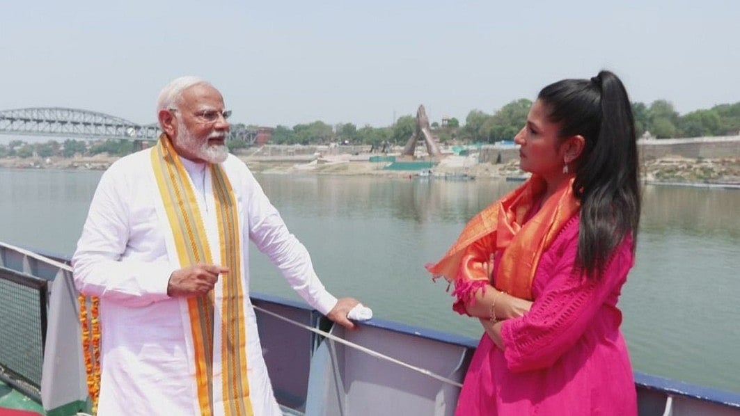एक न्यूज चैनल को वाराणसी में इंटरव्यू देते प्रधानमंत्री नरेंद्र मोदी