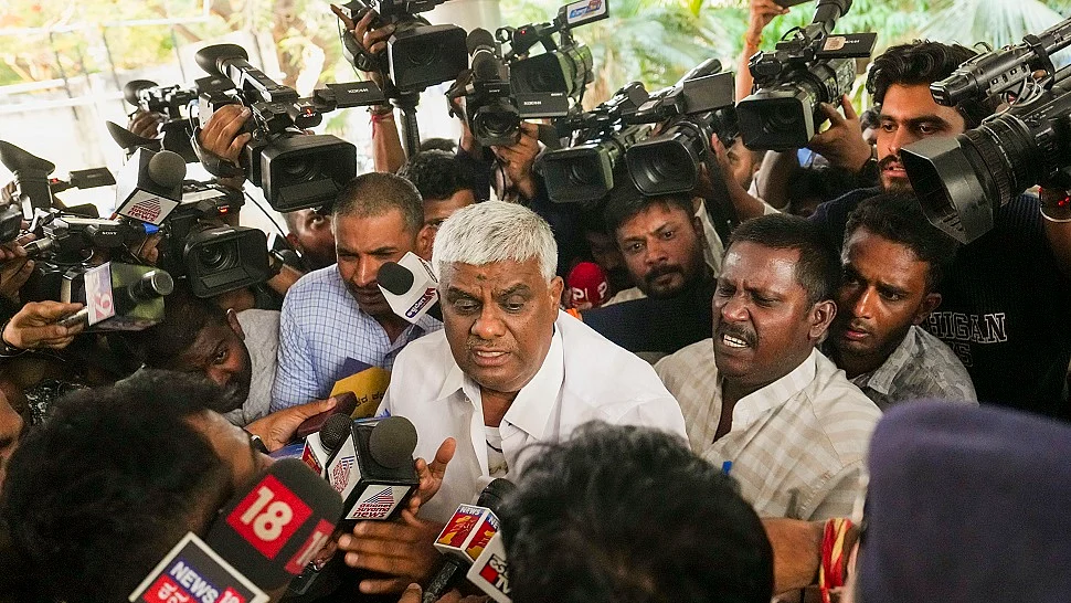 JDS नेता एच डी रेवन्ना को कोर्ट ने 8 मई तक SIT हिरासत में भेजा, प्रज्वल अभी भी फरार
