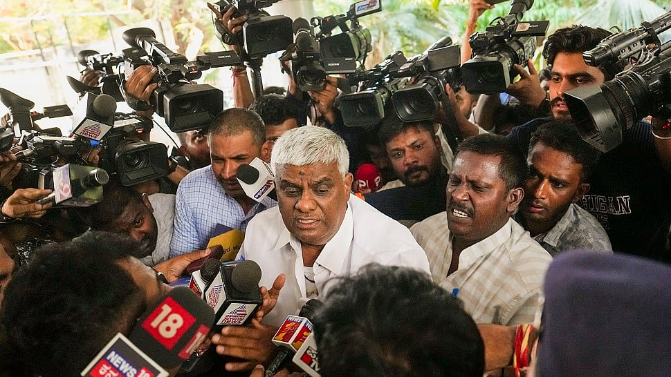 JDS नेता एच डी रेवन्ना को कोर्ट ने 8 मई तक SIT हिरासत में भेजा, प्रज्वल अभी भी फरार