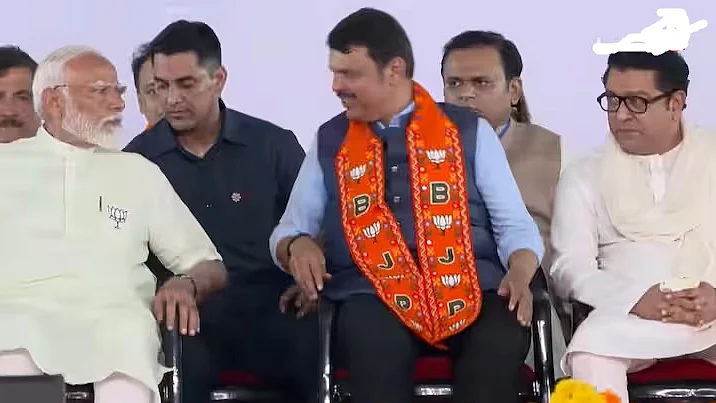 मुंबई रैली में राज ठाकरे से एक कु्र्सी छोड़कर बैठे पीएम मोदी