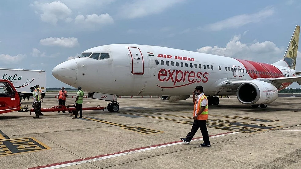 एयर इंडिया एक्सप्रेस के कर्मचारी एक साथ छुट्टी पर गए, 78 उड़ानें रद्द