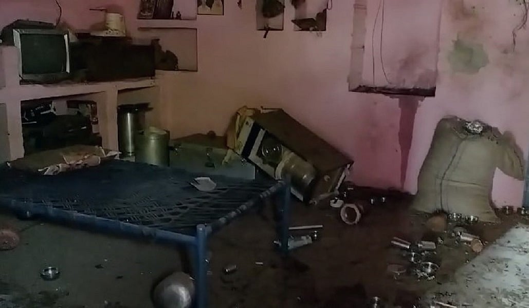 गुजरात के साबरकांठा में घर पर आए पार्सल में ब्लास्ट, पिता-पुत्री की मौत, दो बहनें घायल