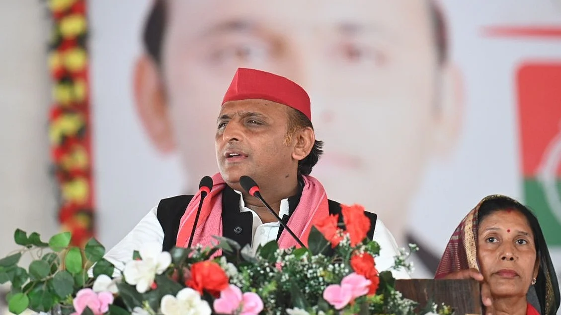 अखिलेश यादव की रैली में दिखे राजा भैया की पार्टी के झंडे