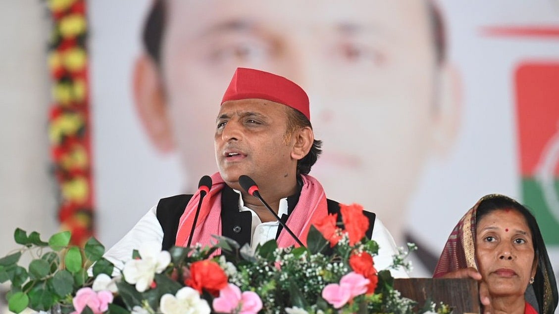 अखिलेश यादव की रैली में दिखे राजा भैया की पार्टी के झंडे