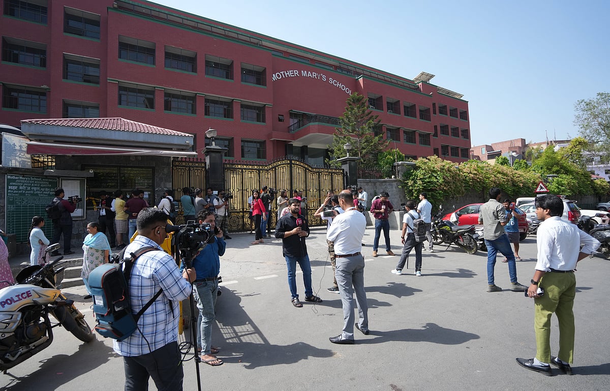 दिल्ली-एनसीआर में कम से कम 100 स्कूलों को बम से उड़ाने की धमकी, जानें जांच में पुलिस को क्या मिला!