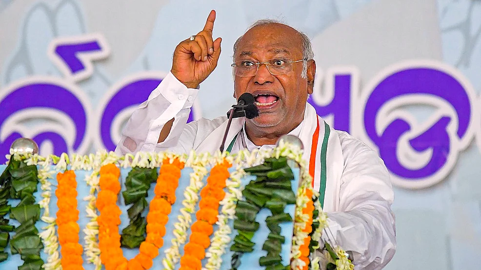 खड़गे का आरोप- BJP सत्ता में लौटी तो संविधान और लोकतंत्र खतरे में पड़ जाएगा
