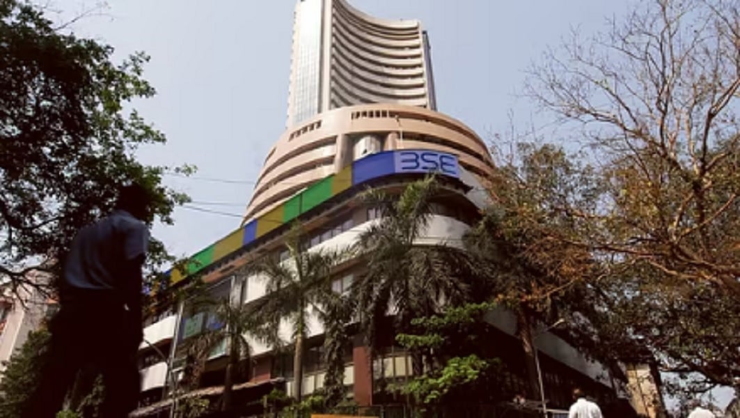 अर्थजगतः सेंसेक्स के टूटने से निवेशकों के 7.34 लाख करोड़ रुपये डूबे और मारुति ने पेश की नई पीढ़ी की स्विफ्ट