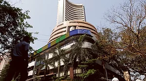 अर्थजगतः सेंसेक्स के टूटने से निवेशकों के 7.34 लाख करोड़ रुपये डूबे और मारुति ने पेश की नई पीढ़ी की स्विफ्ट