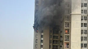 वीडियो: उत्तर प्रदेश के नोएडा की सोसायटी के फ्लैट में लगी आग, लोगों में दहशत
