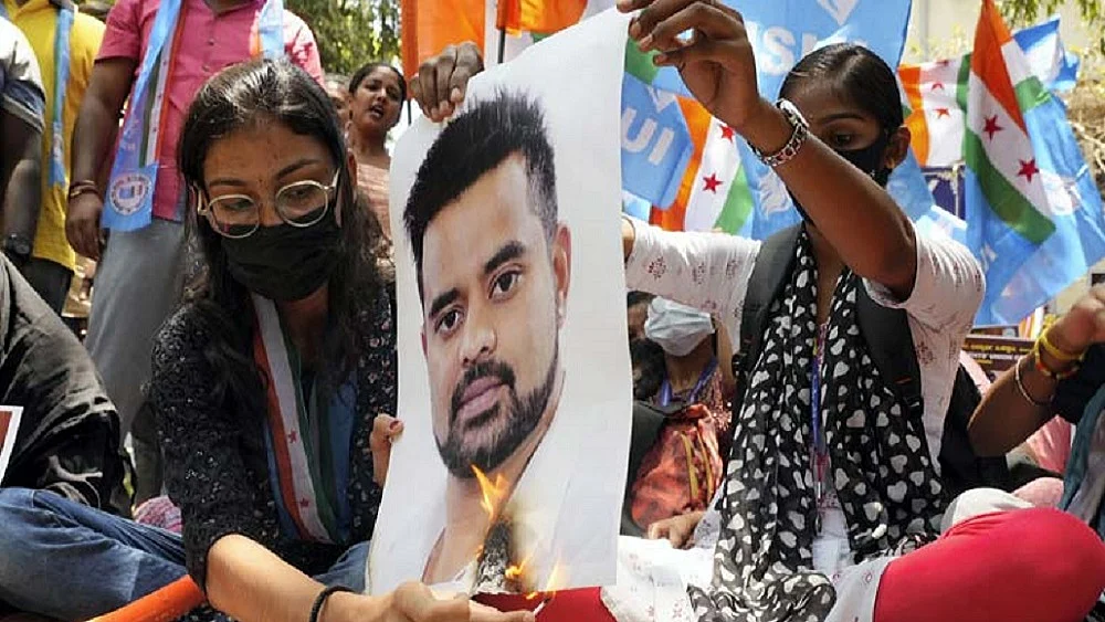 SIT का प्रज्वल रेवन्ना को 7 दिन का समय देने से इनकार, लुकआउट नोटिस जारी, एक और पीड़िता आई सामने