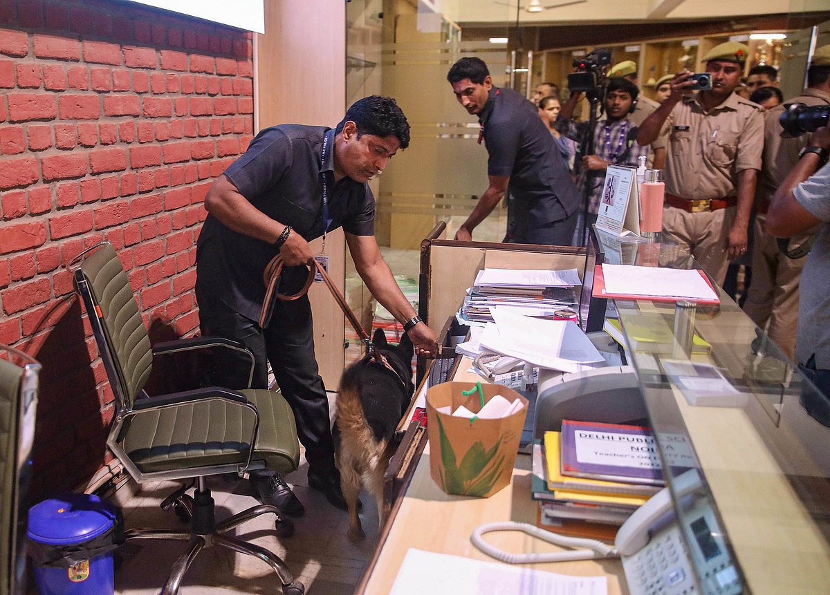 दिल्ली-एनसीआर में कम से कम 100 स्कूलों को बम से उड़ाने की धमकी, जानें जांच में पुलिस को क्या मिला!