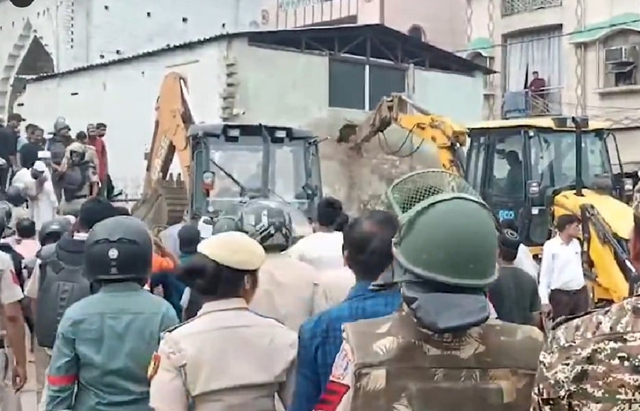 दिल्लीः मंगोलपुरी में अतिक्रमण रोधी अभियान में मस्जिद पर चला बुलडोजर, भारी विरोध के बाद MCD ने रोकी कार्रवाई