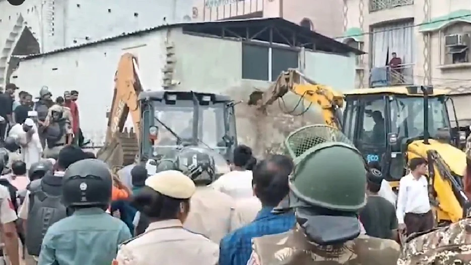 दिल्ली के मंगोलपुरी में अतिक्रमण रोधी अभियान में मस्जिद पर चला बुलडोजर, विरोध के बाद MCD ने रोकी कार्रवाई