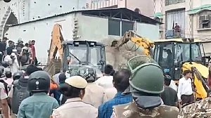 दिल्लीः मंगोलपुरी में अतिक्रमण रोधी अभियान में मस्जिद पर चला बुलडोजर, भारी विरोध के बाद MCD ने रोकी कार्रवाई