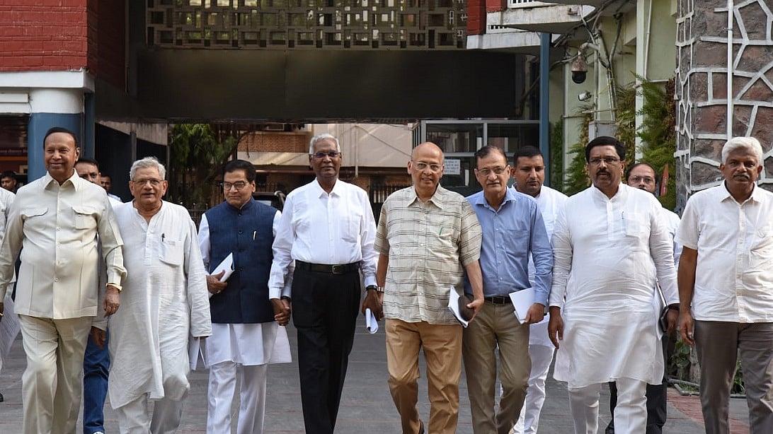 इंडिया गठबंधन के नेताओं ने चुनाव आयोग से की मुलाकात, पोस्टल बैलेट की पहले गिनती की रखी मांग (फोटोः विपिन)