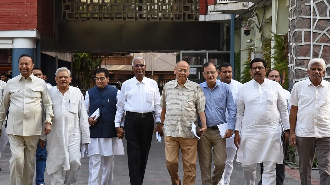 इंडिया गठबंधन के नेताओं ने चुनाव आयोग से की मुलाकात, पोस्टल बैलेट की पहले गिनती की रखी मांग (फोटोः विपिन)