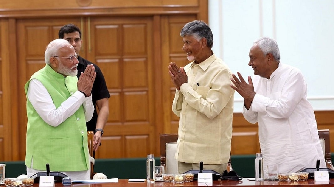 आज के दौर की दलगत राजनीति बस दलदल ही है!