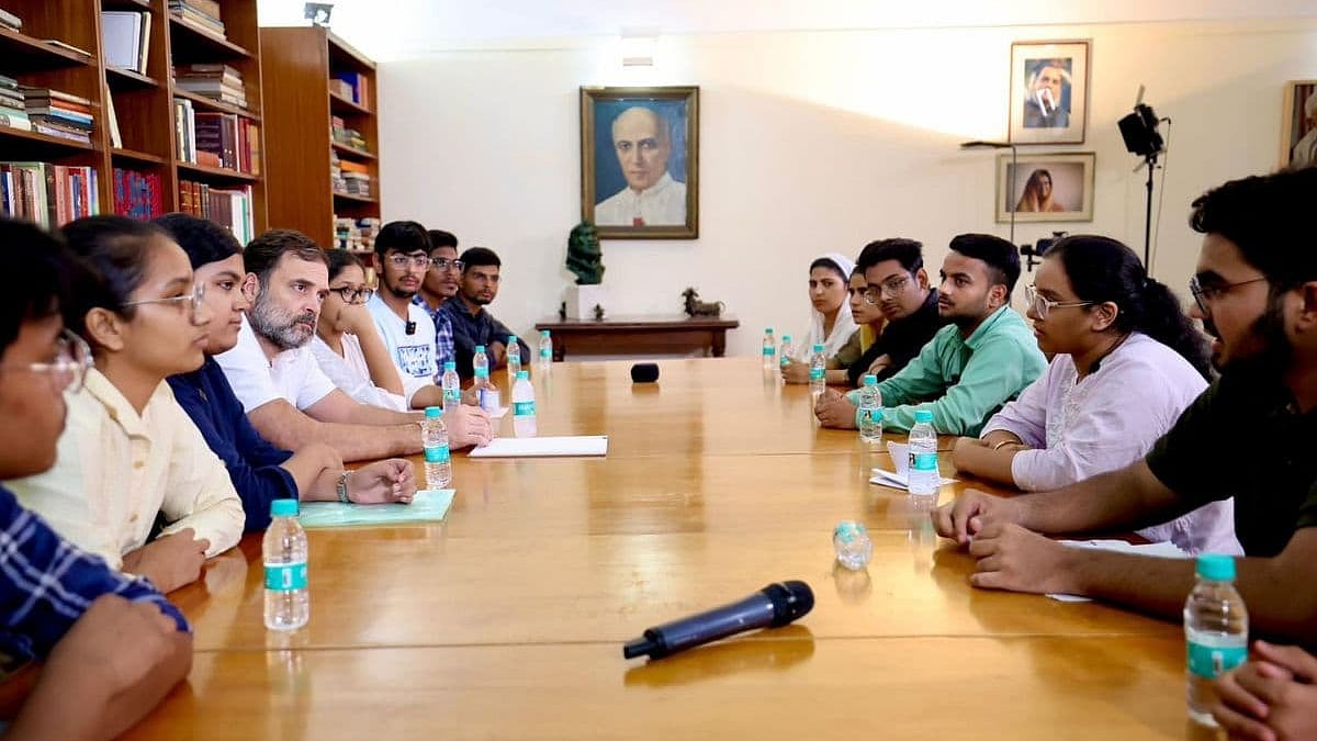राहुल गांधी नीट के छात्रों से मिले