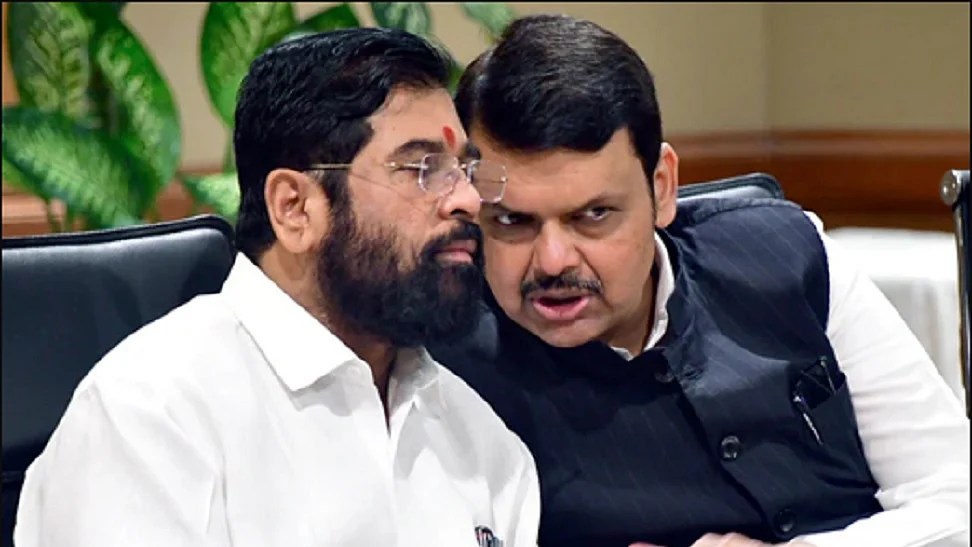 कांग्रेस ने फडणवीस के इस्तीफे की पेशकश को बताया नाटक, पूछा- क्या मोदी छोड़ेंगे पीएम की दावेदारी