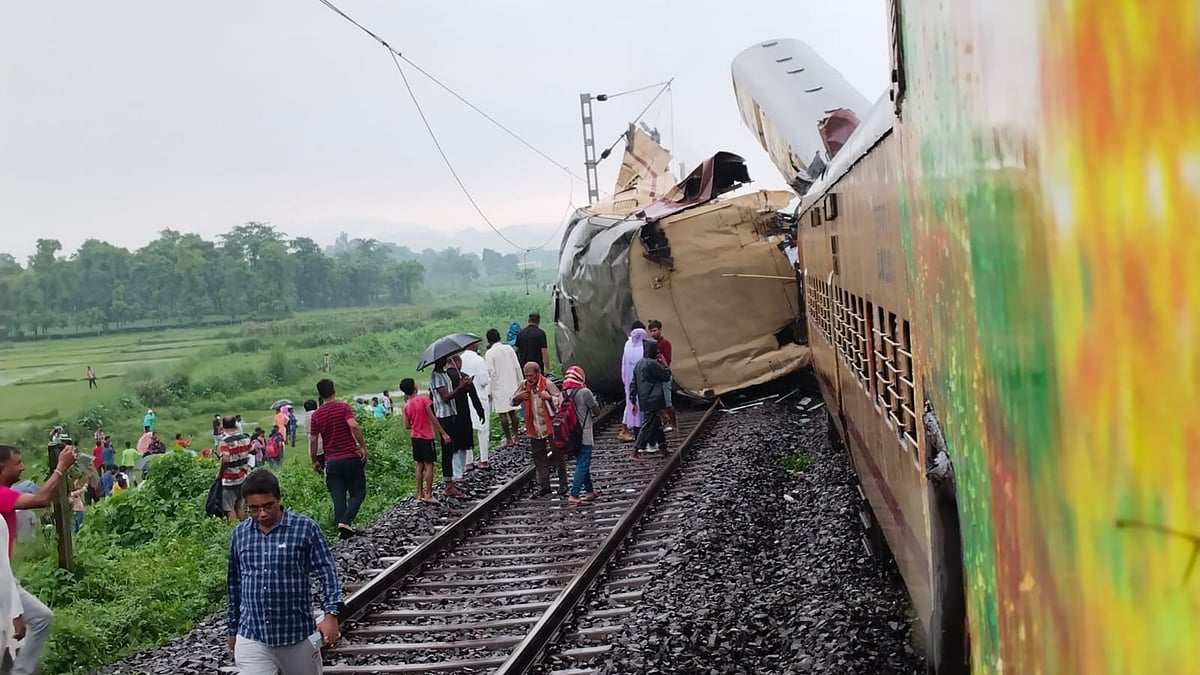 कंचनजंगा एक्सप्रेस हादसे में 8 हुई मरने वालों की संख्या, डिब्बे में फंसे लोगों को निकालने की कोशिश जारी