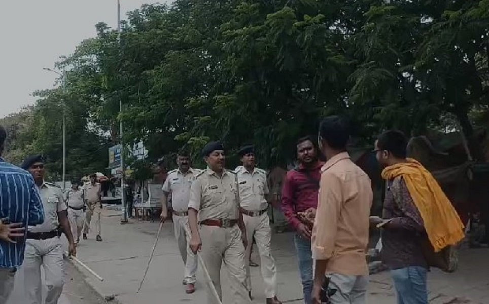 पटना में सीएम आवास का घेराव करने पहुंचे गेस्ट शिक्षकों पर लाठीचार्ज, नौकरी से निकाले जाने का कर रहे थे विरोध