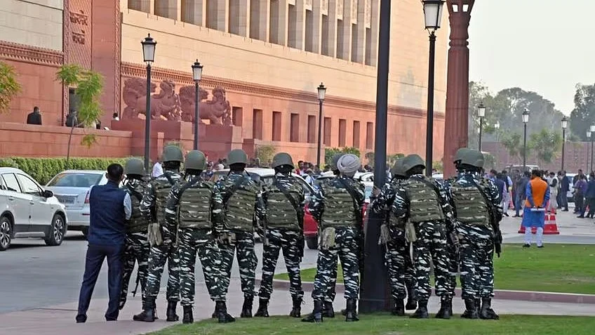संसद भवन की सुरक्षा में तैनात सुरक्षा कर्मी