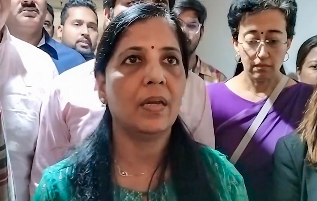 इस बार सीएम आवास पर ध्वजारोहण ना होने पर छलका सुनीता केजरीवाल का दर्द, मोदी सरकार पर भी साधा निशाना