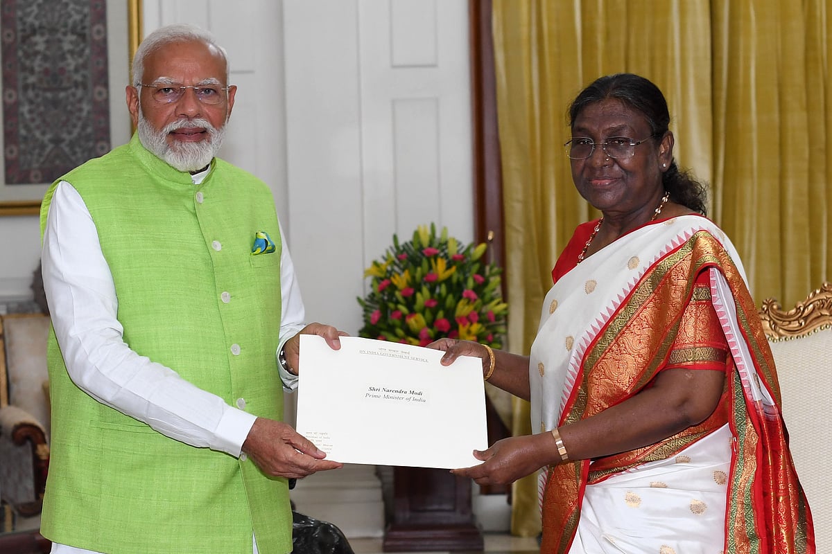 मोदी ने प्रधानमंत्री पद से दिया इस्तीफा, राष्ट्रपति ने किया स्वीकार, नई सरकार गठन तक कार्यवाहक PM बने रहने का आग्रह