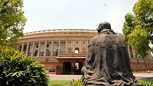 खड़गे ने संसद परिसर में प्रमुख नेताओं की मूर्तियों के स्थानांतरण पर जताया विरोध, बताया मनमाना फैसला