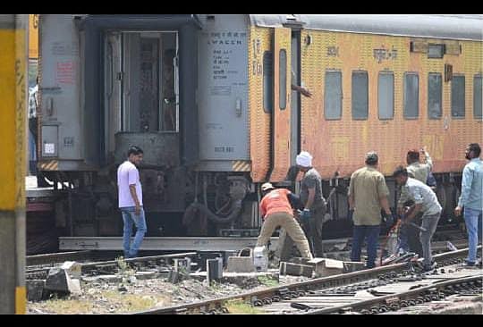 गाजियाबाद स्टेशन पर बड़ा हादसा, तेजस एक्सप्रेस का कोच पटरी से उतरा, भुवनेश्वर से दिल्ली जा रही थी ट्रेन
