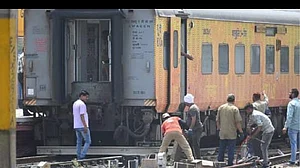 गाजियाबाद स्टेशन पर बड़ा हादसा, तेजस एक्सप्रेस का कोच पटरी से उतरा, भुवनेश्वर से दिल्ली जा रही थी ट्रेन