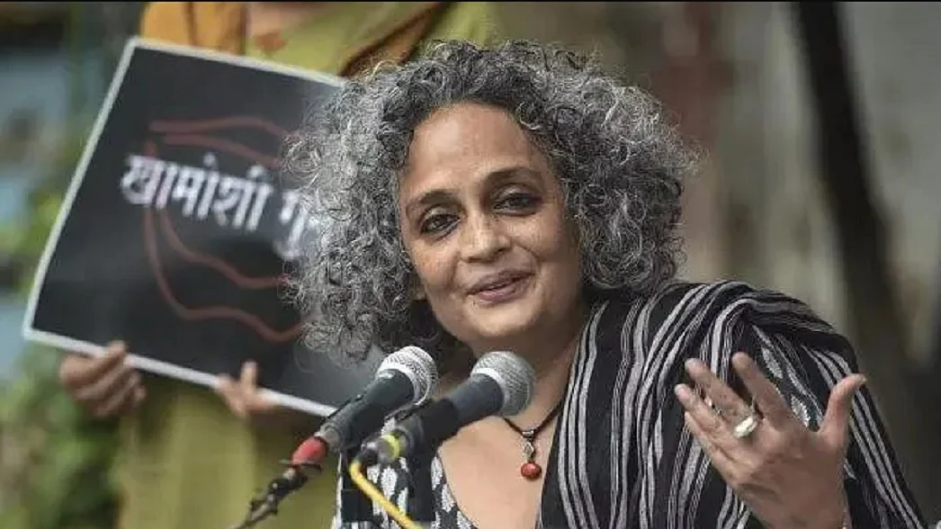 अरुंधति रॉय के खिलाफ UAPA के तहत चलेगा केस, दिल्ली के उपराज्यपाल ने दी मंजूरी