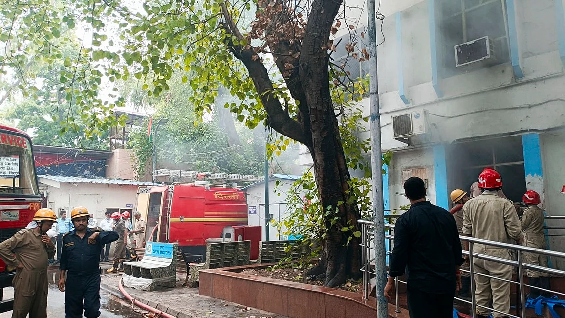 दिल्ली के सफदरजंग अस्पताल के आपात चिकित्सा भवन में लगी आग, तीसरी मंजिल से नर्स को बचाया गया