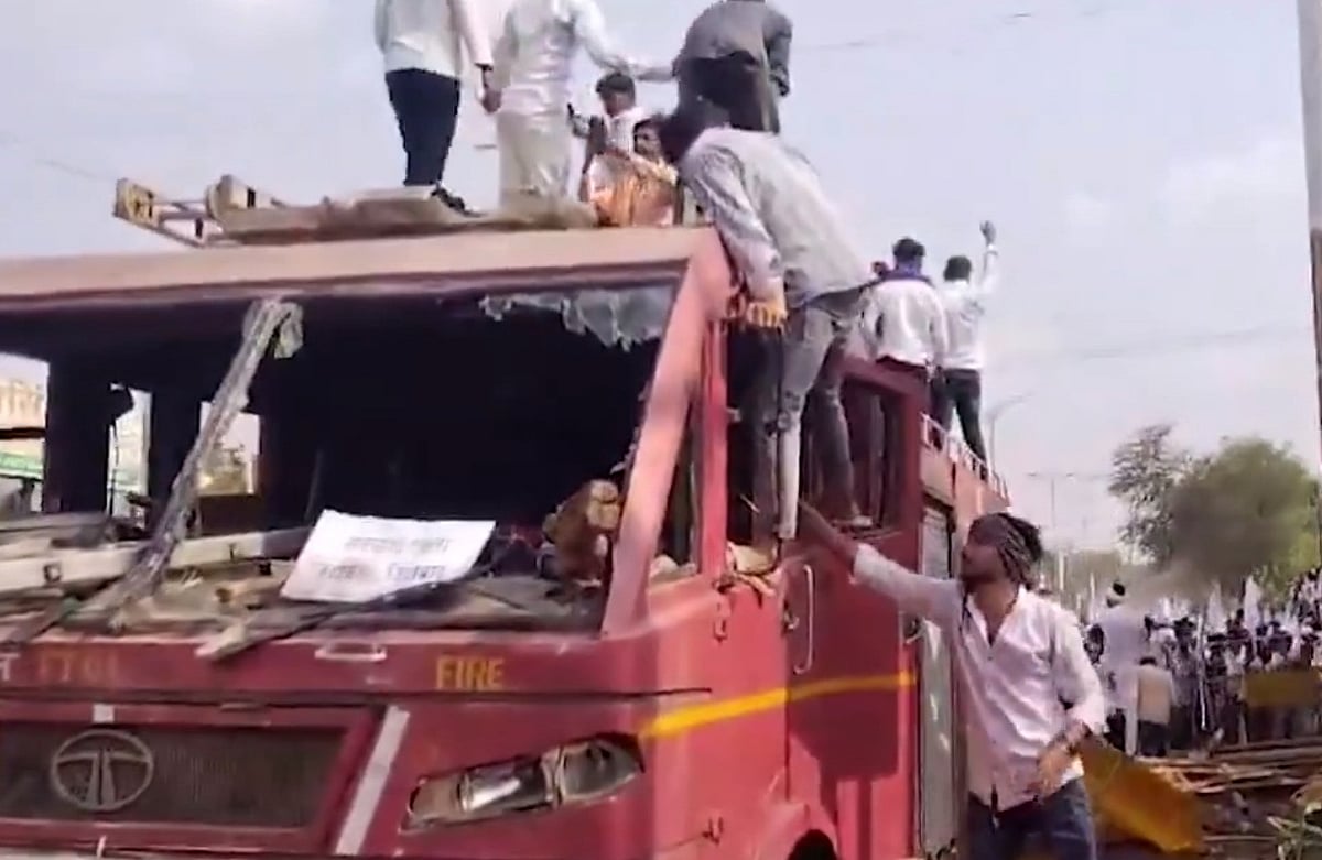 छत्तीसगढ़ के बलौदाबाजार में प्रदर्शन के दौरान हिंसा, कलेक्टर कार्यालय में तोड़फोड़, उपद्रवियों ने कई वाहन जलाए
