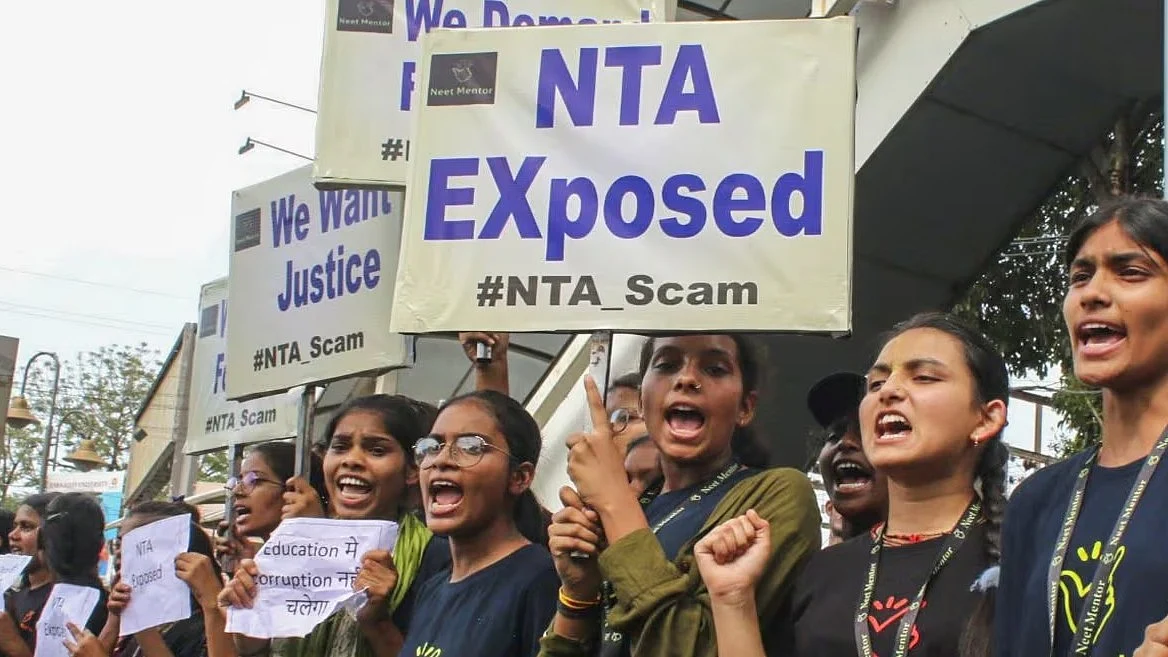 NEET परीक्षा में घोटाले को लेकर छात्र लगातार विरोध प्रदर्शन कर रहे हैं